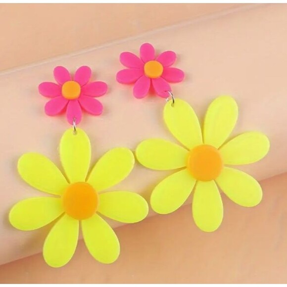 Groovy 60s 70s plastic yellow flower daisy earrings - Picture 4 of 5